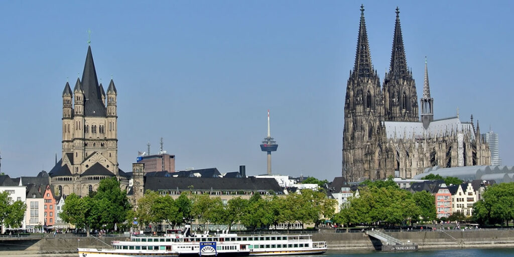 Kölner Dom mit Rheinufer